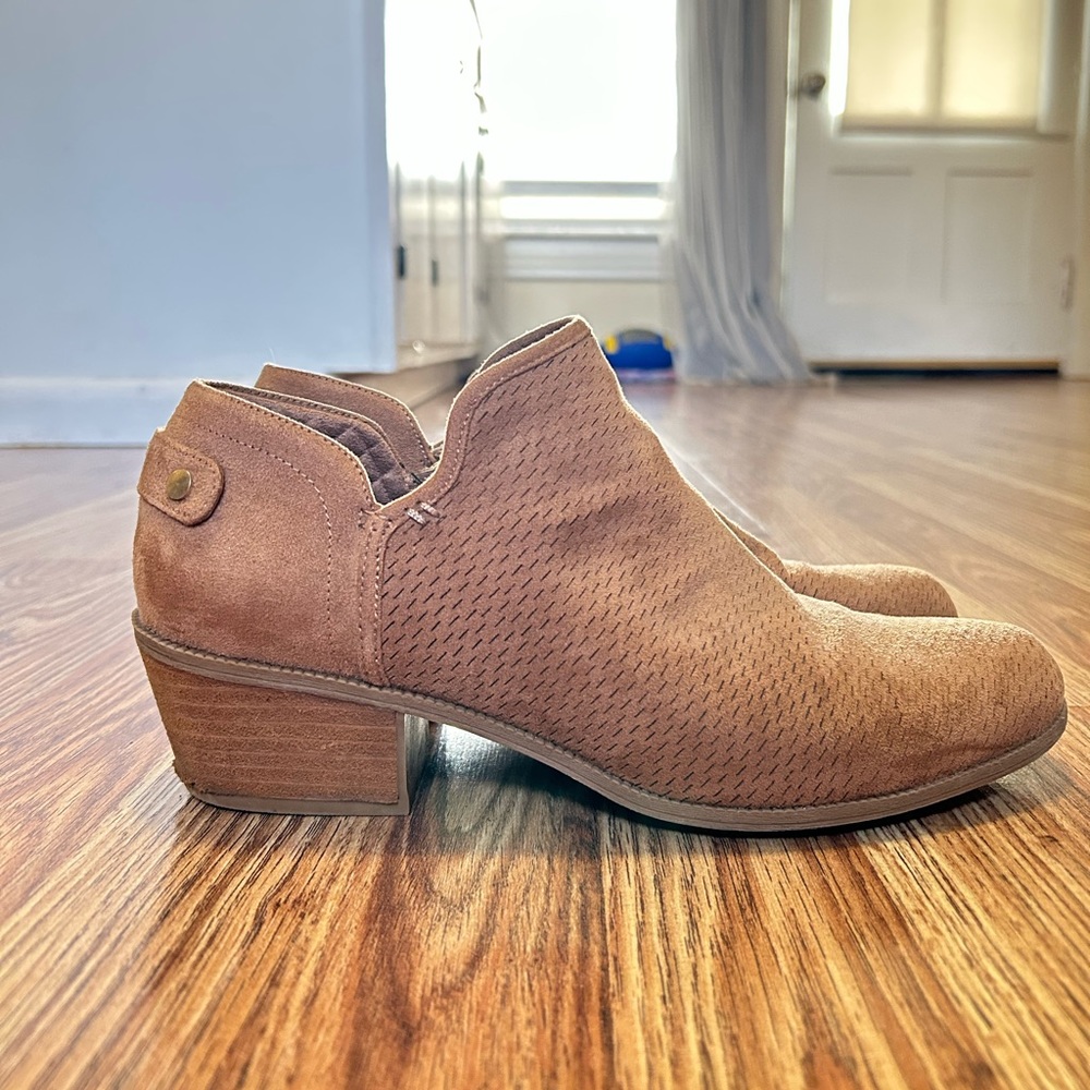 Dr scholl’s size 9 women’s tan/camel booties.